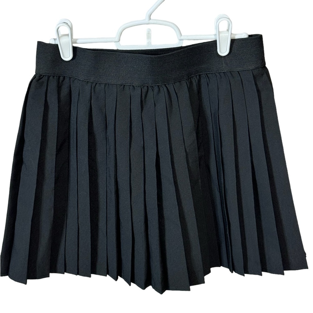 Black pleated mini skirt with an elastic waist and lined with shorts Size Medium - Picture 3 of 12